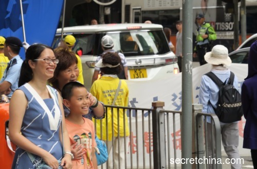香港市民乐见法轮功千人大游行。