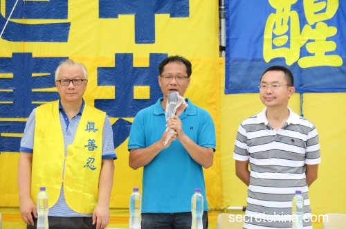香港支聯會副主席蔡耀昌（中）到集會現場支持。