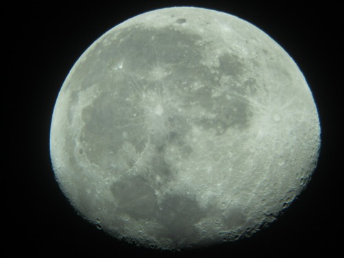 美國布朗大學研究發現，月球內部可能含有大量水。