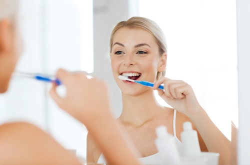 早晨刷牙至少刷夠2分鐘，同時可以進行提肛運動。