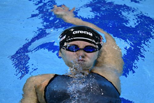 在世錦賽女子100米仰泳半決賽中，傅園慧以1分00秒39，排位13，無緣決賽。