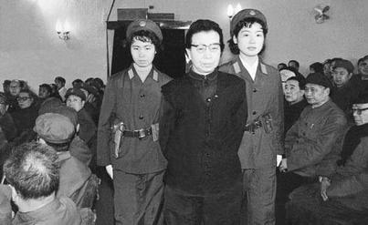 邓小平操控的特别法庭审判江青。