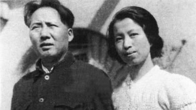 毛泽东与江青1940年在延安带头非法同居。（图片来源:  維基百科）