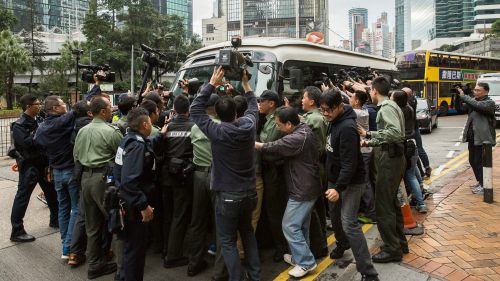 香港前行政长官曾荫权被控“行政长官收利益”罪，被判罪当日受审前被记者围堵。
