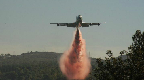 超级灭火机979号在森林大火中喷洒阻燃剂。