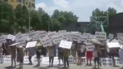 萬人上街抗議建垃圾廠當局逼黨員簽名支持(圖)