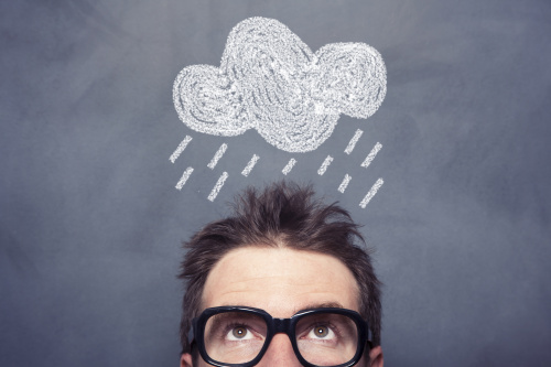 下雨、打雷時，周圍氣壓遽降是導致頭痛的原因。