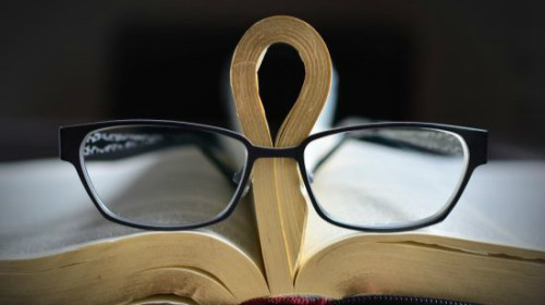老花眼镜可以缓解老年人视力衰退。
