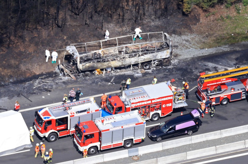 德国大巴撞车酿大火18人恐被烧死