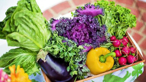 多吃清淡的食物，特別是綠色蔬菜要多吃。