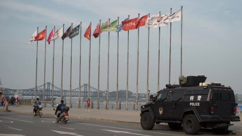 中國特警偵防車正在丹東中朝邊境友誼橋附近巡邏