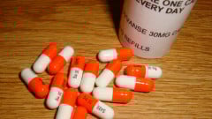 中共新规“吸毒记录可封存”官媒罕见集体冲塔(图)