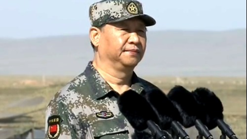 中共建军90周年前夕，中共总书记、中共中央军委主席习近平身着迷彩服阅兵。 