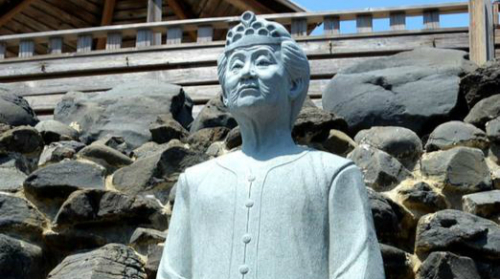 在台湾澎湖吉贝纪念园区内树立着生前曾以10元自助餐行善的阿婆庄朱玉女雕塑。