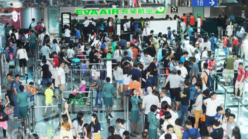台湾长荣航空500多名空服员7月30日依法申请天灾假，导致50航班取消，大批旅客挤爆台湾桃园机场。 