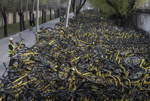 成堆被棄置的共享單車
