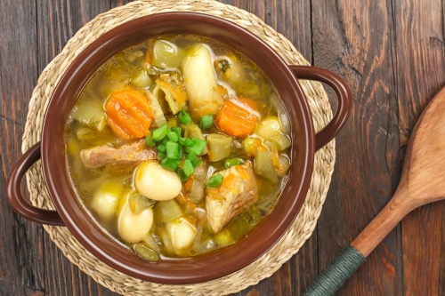 煲湯將食材中的營養素都溶解於湯中，夏季喝煲湯有益健康。