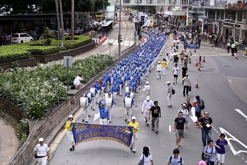 法輪功學員組成的天國樂團在香港七一遊行隊伍中