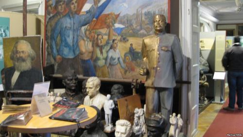 布拉格的共產主義博物館有馬克思和斯大林像和宣傳畫（2015年）