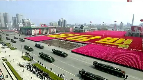 朝鮮於閱兵典禮上展示飛彈。