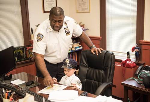 5歲華裔小男孩當上紐約警局警長