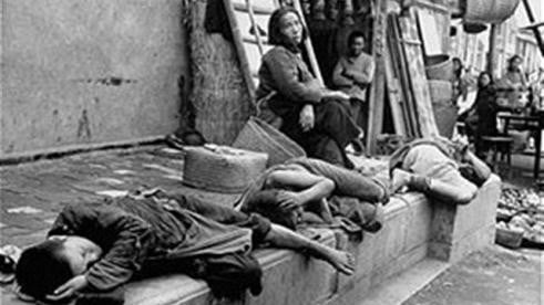 大饥荒时期饿毙在街头的农民们。（网络图片）