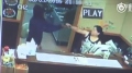 华裔老板娘遇打劫空手夺枪结果惊呆了(图视频)