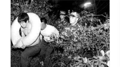 偷渡香港失败而被抓捕的人。