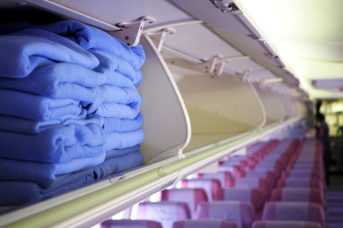 除了廉价航空以外，航空公司通常会配置毛毯跟枕头