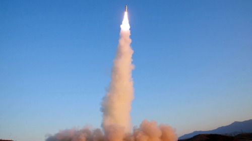 朝鲜發射地对地中远程弹道导弹。