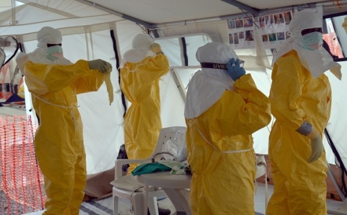 2014年10月18日，在蒙羅維亞埃博拉病毒治療中心的賴比瑞亞衛生工作者，穿上全面保護裝備。