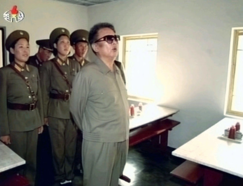 2008年10月11日，金正日视察朝鲜女军事单位。
