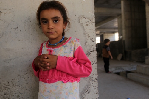 「伊斯蘭國」（ISIS）武裝分子襲擊辛賈爾鎮時，逃離家園的伊拉克雅茲迪女孩。