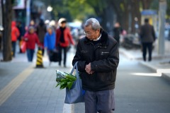 百姓要65岁才能退休而公务员50岁可退休(图)