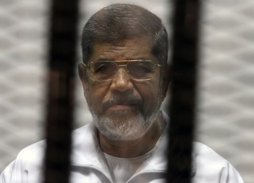 2014年5月8日，埃及被驅逐的伊斯蘭總統穆罕默德．穆爾西在被告籠中接受審判。