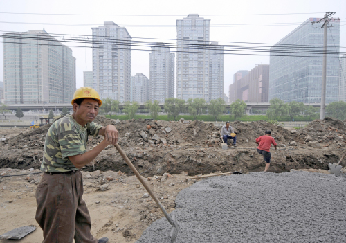 一名建築工人在北京的一處工地。