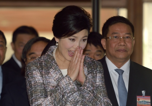 2015年1月22日，被赶下台的泰国前总理英拉·西那瓦（Yingluck Shinawatra）在弹劾程序之前用泰国传统的礼仪问候在场的媒体成员。