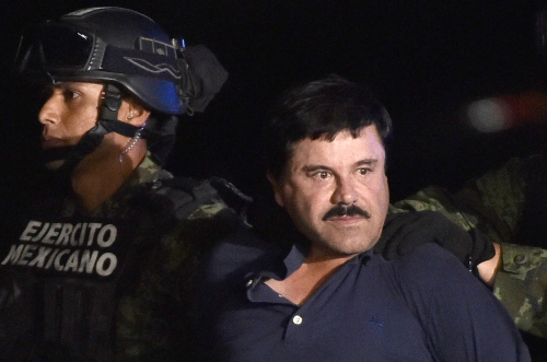 2016年1月8日，墨西哥海軍陸戰隊員在一次激烈的錫那羅亞州洛斯莫奇斯鎮的軍事行動中抓獲了臭名昭著的在逃大毒梟「矮子」古茲曼。