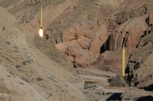 伊朗<a href=http://www.secretchina.com/news/gb/tag/军队 alt= '军队' target='_blank'>军队</a>无视美国不允许继续测试导弹的警告，在伊朗北部的厄尔布尔士山脉地区发射了两枚“Qadr”远程弹道导弹。（图片来源：Getty Images）