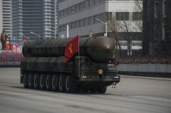 朝鲜原子弹是这两人亲密拥抱产的蛋(组图)