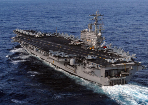 2011年3月12日，美國第七艦隊負責太平洋地區的尼米茲級航空母艦羅納德．里根（CVN 76）在行進中。（
