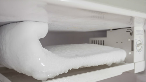 一旦遇到結冰，往冰箱裡放上熱水，裡面的冰塊便會快速融化。