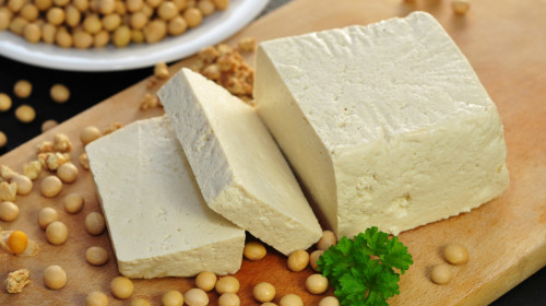我们传统的豆腐是用石膏和卤水制成，含有丰富的钙和镁。