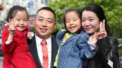 劉國梁行蹤曝光在美陪女兒未來要搞地產(圖)