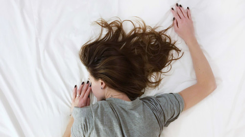 每晚睡超过9小时的人比只睡6小时的人更经常做恶梦。