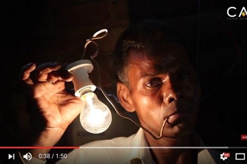 印度男子以电为食从中获取能量
