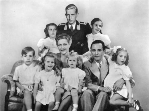 戈培爾夫婦和6名子女，以及瑪格達與前夫的孩子哈羅德，1944年。