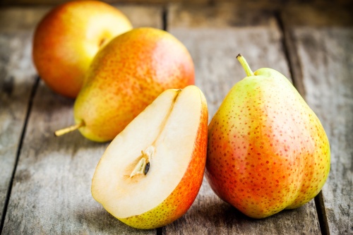 秋天天氣乾燥，吃梨子可補充水份。