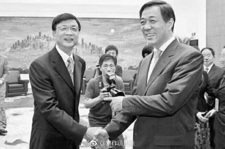 劉北憲與薄熙來握手。