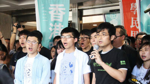 香港高等法院宣判港学运领袖黄之锋（左二）罗冠聪（左一）、周永康三人，入狱六到八个月，引发国际社会谴责。 